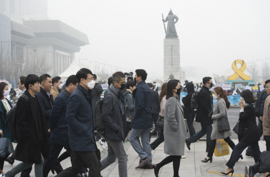고농도 미세먼지가 기승을 부림에 따라 올해 들어 두 번째로 수도권 미세먼지 '비상저감조치'가 시행된 26일 서울 광화문 사거리에서 시민들이 마스크를 쓴 채 출근길 발걸음을 재촉하고 있다.  사진=본사DB